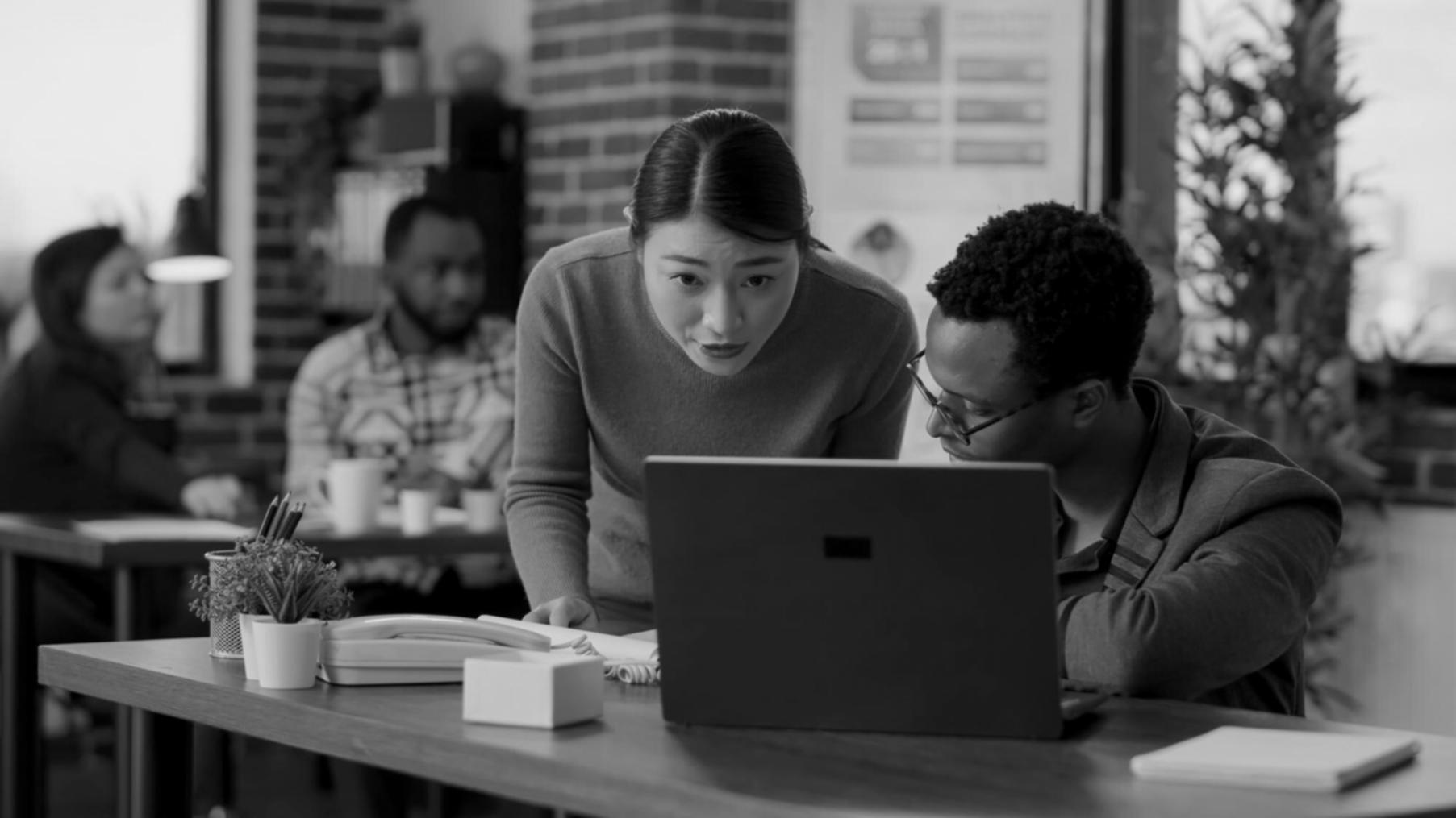 Espace de travail avec calculatrice et documents budgétaires pour illustrer la planification financière concrète